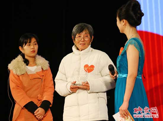 獲獎(jiǎng)?wù)邉髡嫔吓_(tái)領(lǐng)獎(jiǎng) 獲獎(jiǎng)?wù)邉髡嫔吓_(tái)領(lǐng)獎(jiǎng)