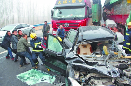 現(xiàn)場慘不忍睹，眾人合力施救。