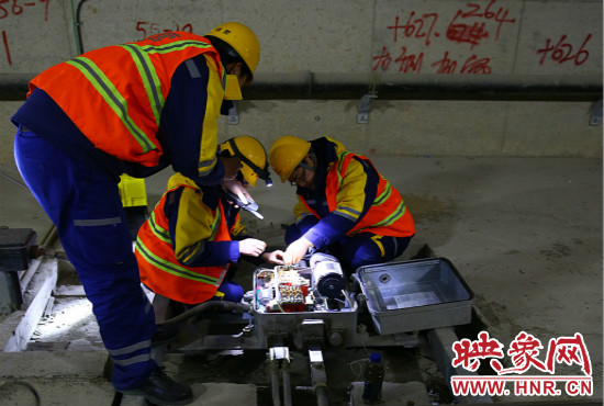 鄭州地鐵設(shè)備部各工種的同事們每晚在夜深人靜時的隧道里堅守著自己的崗位。