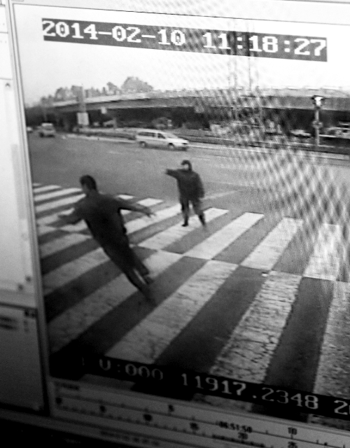 飛身下車 拼死追趕失控公交車 飛身下車 拼死追趕失控公交車