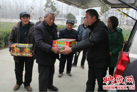 鄭春光的父親鄭慶兵和女兒鄭元元帶著他未完成的夢想來到了鄭集鄉(xiāng)敬老院，看望慰問居住在這里的五保老人。