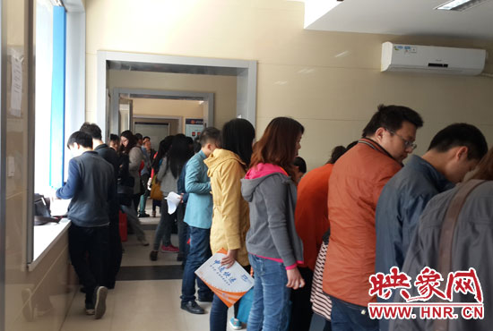 鄭州工商局金水區(qū)分局辦事大廳內(nèi)擠滿人 鄭州工商局金水區(qū)分局辦事大廳內(nèi)擠滿人