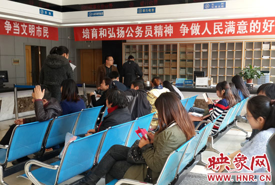 鄭州工商局辦事大廳內(nèi)都是等待登記注冊的人 鄭州工商局辦事大廳內(nèi)都是等待登記注冊的人