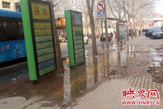 公交車站處臭氣沖天污水橫流，行人幾乎無法在此等車