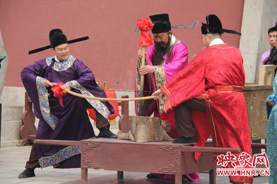 開封府尹包拯清明“頒新火” 預示一年新希望 開封府尹包拯清明“頒新火” 預示一年新希望