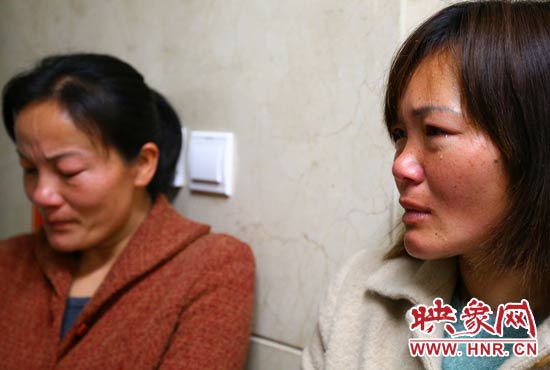 提及現(xiàn)狀，柴小快的女兒不住流淚。