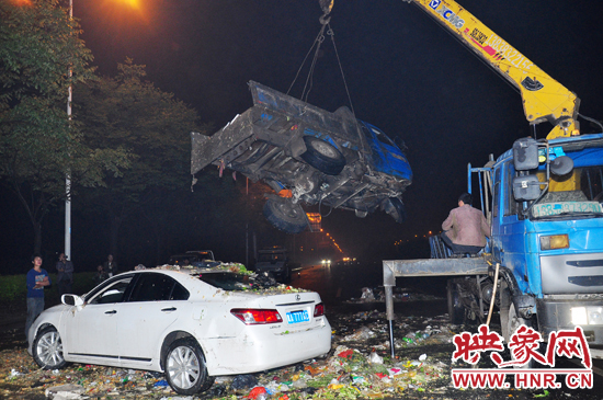 1點40許，兩輛車先后被吊起并拖離現(xiàn)場，停車場的幾位員工將路面清掃干凈，隨后該路段恢復通行。