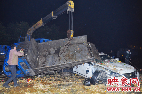 滿滿的一車泔水和垃圾傾瀉而下，鋪撒在路面和凌志車上，數(shù)十米遠都能聞到泔水的惡臭。