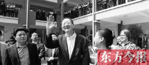 4月23日上午，崔琦偕夫人參觀寶豐一高