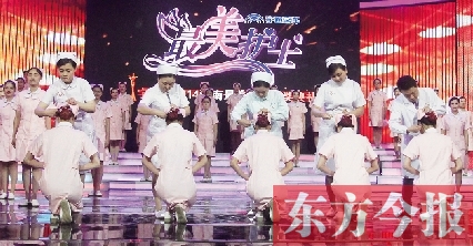 5月6日，“最美護士”的獲獎?wù)呓o新護士授帽