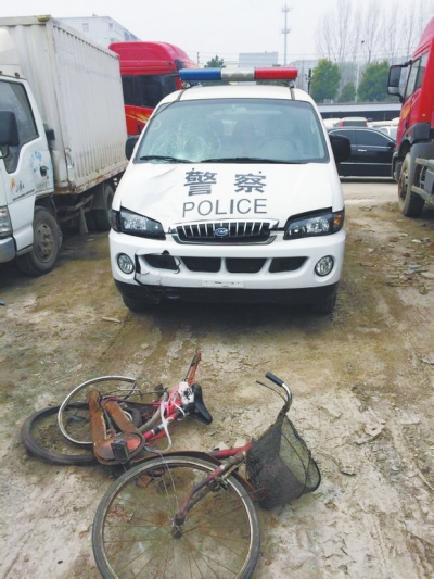 警車半夜撞人后逃逸 信陽(yáng)戒毒所:臨時(shí)工司機(jī)已被停工 警車半夜撞人后逃逸 信陽(yáng)戒毒所:臨時(shí)工司機(jī)已被停工