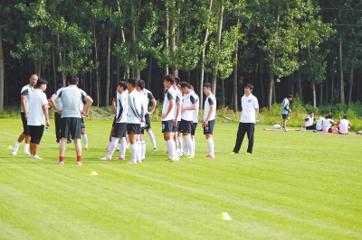 賈秀全(右一)在一旁觀察隊(duì)員 賈秀全(右一)在一旁觀察隊(duì)員