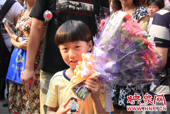 杜澤一直在考點(diǎn)門口等待表姐走出考場。