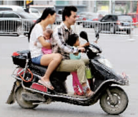 帶著孩子騎電動(dòng)車，安全一定要放在第一位。