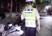 被推行的電動(dòng)車(chē) 被推行的電動(dòng)車(chē)