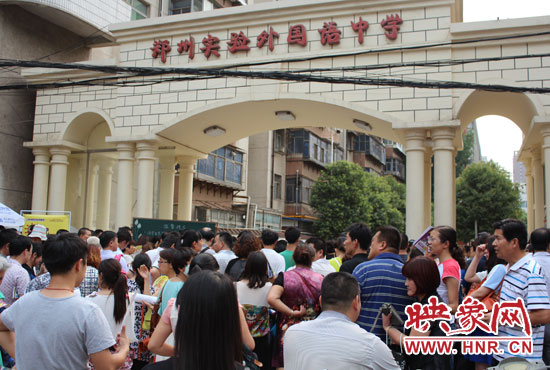 考試快結(jié)束時，陪考的家長涌入學(xué)校接孩子。