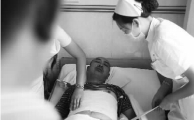 昨天，鄭州市第一人民醫(yī)院，被打傷的鄭州管城區(qū)執(zhí)法隊員唐建偉在接受治療。