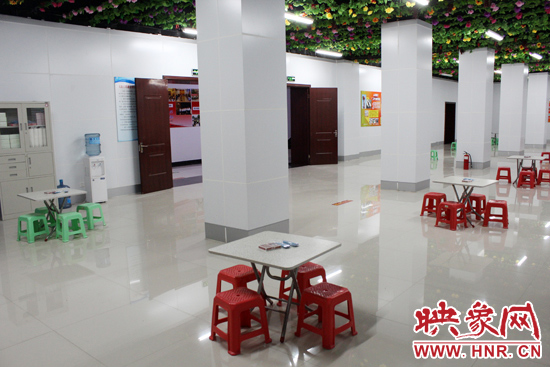 為了給市民納涼避暑創(chuàng)造舒適的環(huán)境，今年鄭州市人防辦加大了投入，對(duì)納涼點(diǎn)進(jìn)行了升級(jí)改造