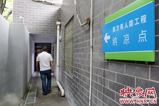 在每一處納涼點(diǎn)均有醒目標(biāo)志，市民可就近前往。