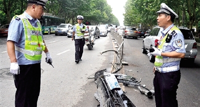 帶著車牌的車前臉留在了現(xiàn)場。