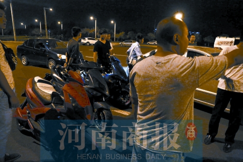 一小時(shí)內(nèi)，民警就扣了12輛摩托車、電動(dòng)車