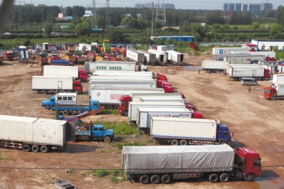 抓賭前，處警民警就藏身在這些廂式貨車(chē)內(nèi)。