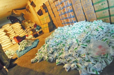 大袋的飼料添加劑氯化鈉經(jīng)過(guò)仿冒加工，就變成了小袋的食用碘鹽。