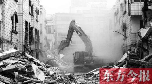 昨日，鄭州市棗莊社區(qū)拆遷現(xiàn)場，揚(yáng)塵漫天，附近居民叫苦不迭