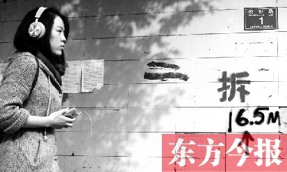 昨日，東方今報記者走訪農(nóng)業(yè)路沿線，看見“拆”字已上墻