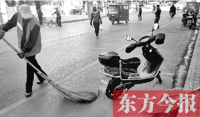 昨日，鄭州市中州大道上，穿梭于車流中上崗的環(huán)衛(wèi)工