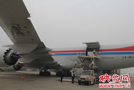 機(jī)場人員正在緊張卸貨 機(jī)場人員正在緊張卸貨