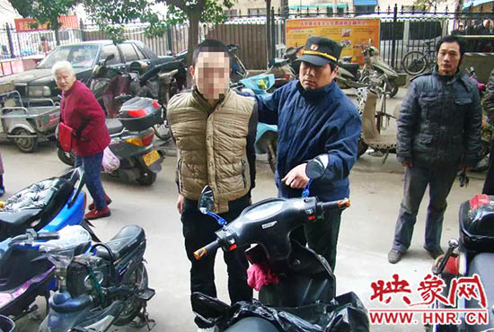 巡防隊(duì)員將盜賊控制。