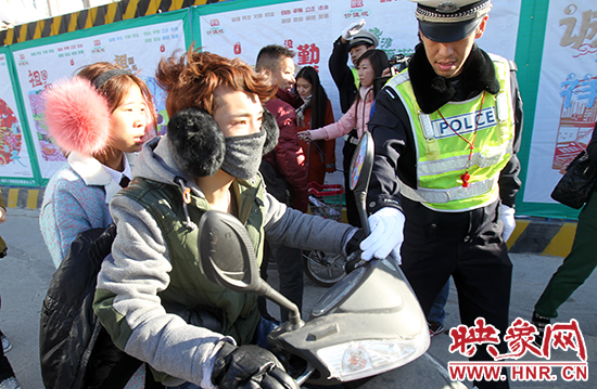 交巡警攔下一輛違法行駛的電動車 交巡警攔下一輛違法行駛的電動車