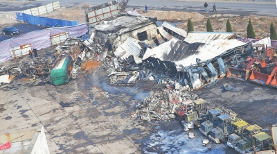 事故汽車站內(nèi),不少車輛被燒得面目全非。