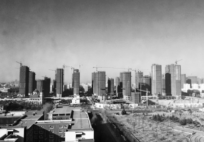 在鄭州市同一地點(diǎn)拍攝的照片，下為1月1日晴朗天氣，上為1月5日霧霾天氣。（拼接圖片）