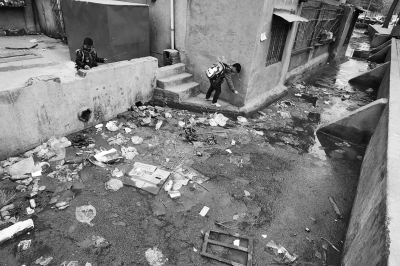 污水溝成了附近的孩子們放學(xué)后逗留的場所，十分令人擔(dān)憂。