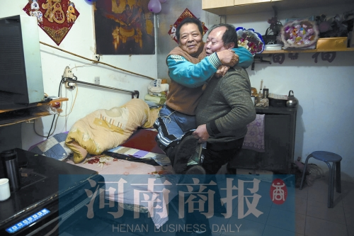 2015年1月15日，老鄰居抱起180斤重的高新海去坐三輪車，準(zhǔn)備出去轉(zhuǎn)轉(zhuǎn)