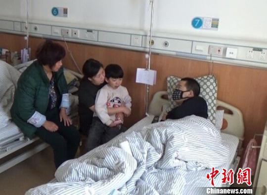 　一家4口在病房里團聚過年。