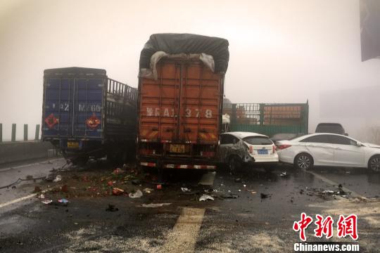 圖為21日，京港澳高速河南段21輛汽車發(fā)生連環(huán)相撞事故現(xiàn)場?！」啤z