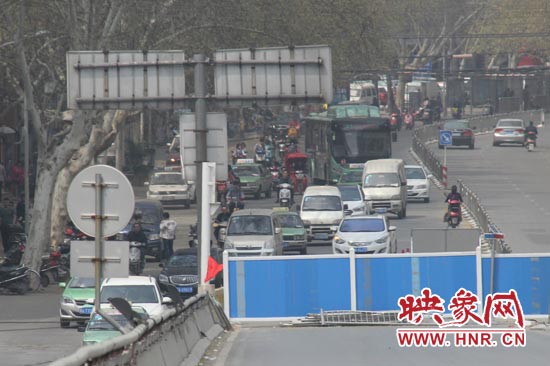 南陽路北向南方向擁堵嚴(yán)重。