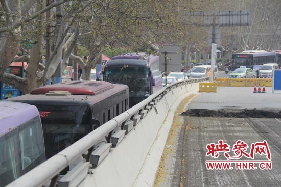 上下橋口圍擋處道路擁堵。