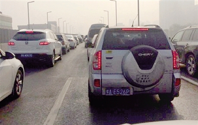早高峰隴海高架橋從秦嶺路開始，一直向東都已經(jīng)堵成停車場了。 直播369 圖