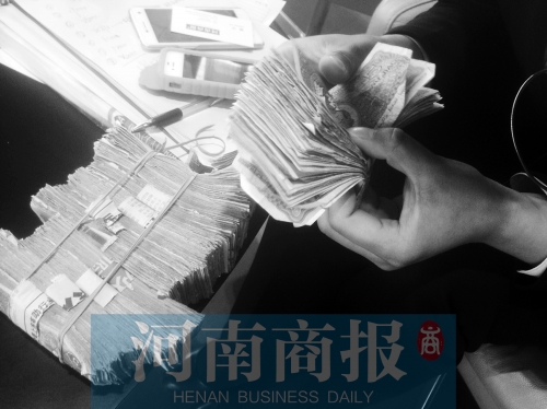 一名店員點(diǎn)了快一個(gè)小時(shí)，只點(diǎn)了一小部分零錢