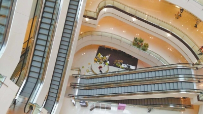 記者趕到現(xiàn)場時(shí)看到，墜樓女子面部朝下，上身穿粉紅色長袖上衣，下身穿黑色長褲，腳上沒有鞋。