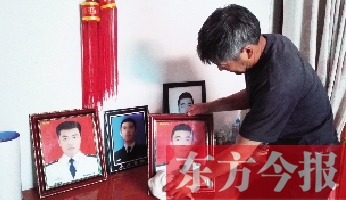 沉浸在悲痛之中的魯有海，擦拭著孩子的遺照