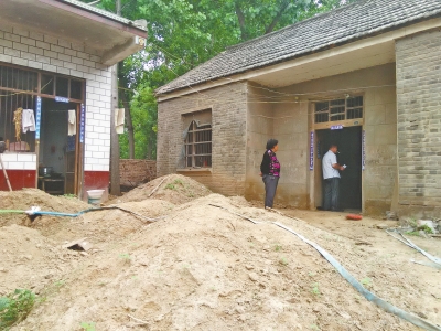 屋里挖出來(lái)的土都堆在了院子里 屋里挖出來(lái)的土都堆在了院子里