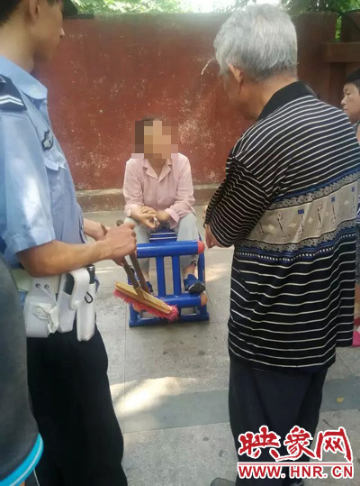 老太當時坐在健身器材上做仰臥起坐，說環(huán)衛(wèi)工人影響她鍛煉身體了，便開始謾罵環(huán)衛(wèi)工人。