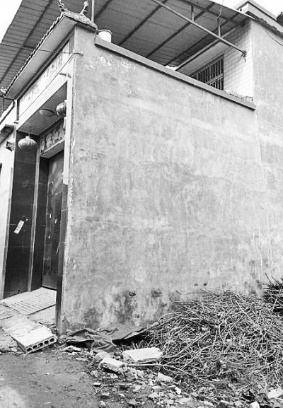 李曉陽跳下來的位置位于家里的二樓平臺上，距離地面五六米高。