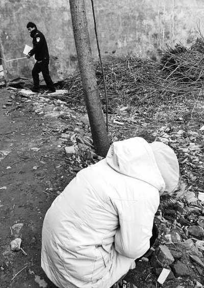 案發(fā)現(xiàn)場附近，死者的姐姐在痛哭。