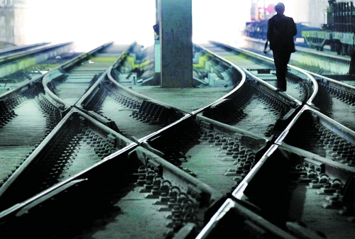 ▲鄭州地鐵1號線醫(yī)學(xué)院站，地下18米縱橫交錯的鐵軌伸向遠(yuǎn)方。